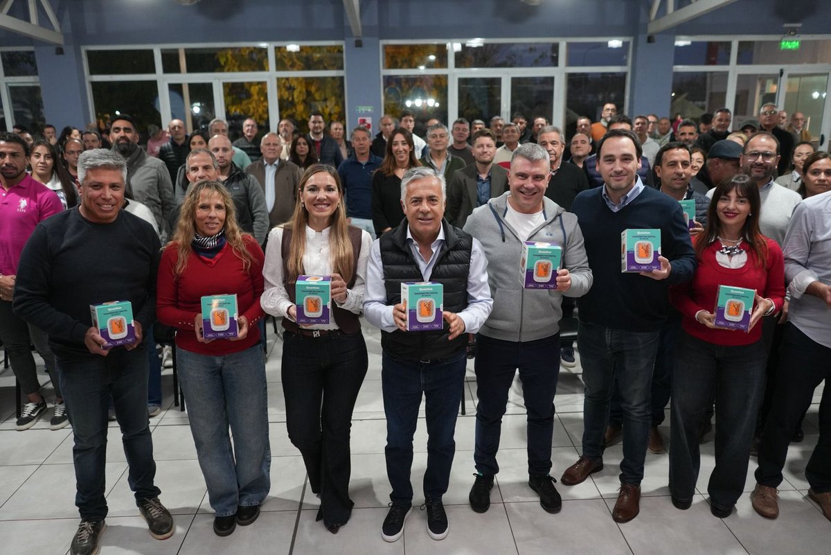 alfredocornejo's tweet photo. Hoy entregamos 1.000 tensiómetros a clubes y centros de salud de toda la provincia a través del programa Jugá sin Presión.

La hipertensión es una enfermedad silenciosa. Detectarla a tiempo puede hacer una gran diferencia. Entre 2022 y 2025 incorporamos a más de 14.000 mendocinos al tratamiento para la hipertensión arterial, un crecimiento cercano al 57%.

Queremos llevar la prevención donde está la gente, fortalecer la detección temprana y promover hábitos saludables junto a los clubes, las comunidades y los jóvenes que se suman como promotores de salud.