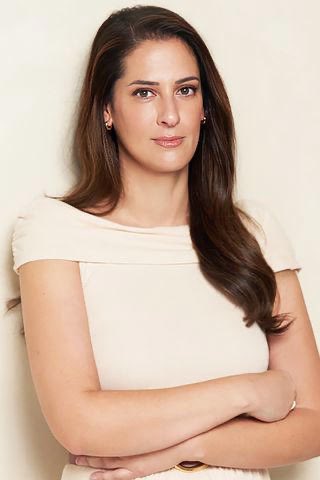 offcampusbra's tweet photo. TODAY: Em 2023, estávamos falando sobre os casais que os fãs imaginavam para a próxima geração. Havia aquelas árvores genealógicas, então o fandom estava juntando vários personagens. Na época, você disse que um dos ships que os fãs escolheram estava completamente errado, mas que outro, sem querer, estava certo. Você lembra de qual estava falando?

Elle Kennedy: Acho que o que estava muito certo era Ivy e AJ. Porque esse sempre foi mais ou menos o meu plano. Eu sabia que, se algum dia chegasse a escrever sobre essa geração mais jovem, eles formariam um bom casal.

Principalmente porque eu adoro o Jake, então adoraria ver como Jake e Brenna seriam como pais. E o Dean é sempre um personagem muito divertido de escrever, então pensei que ele também renderia bastante.

Então, sim, esse era o ship que os fãs acertaram. Não me lembro qual era o ship que estava completamente errado. 

Talvez fosse Blake e Beau? Mas, sinceramente, naquela época poderia ter ido para qualquer direção.