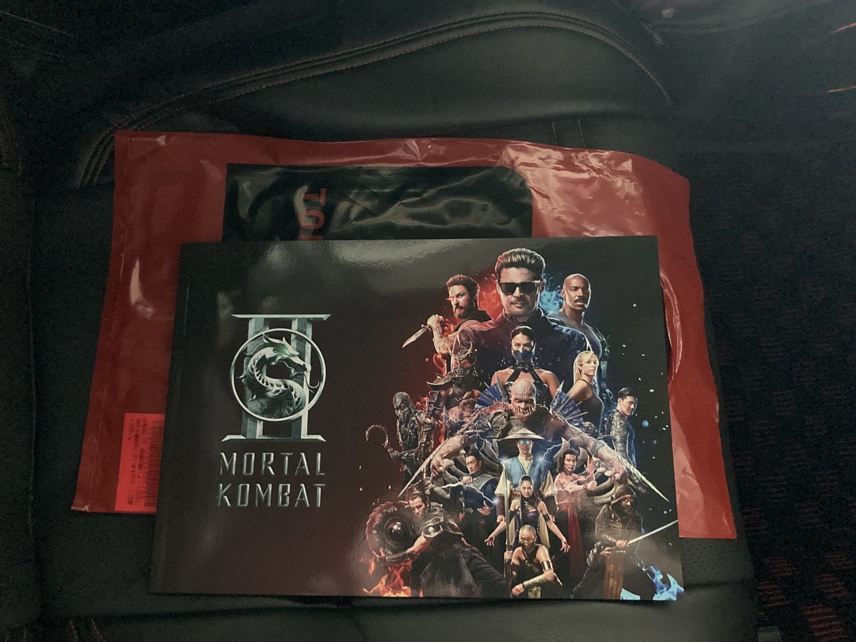 putibird's tweet photo. 本日モータルコンバットネクストラウンド公開との事で、夜勤帰りに映画館へ直行！しかしパンフレット以外グッズが何も無かった～🥲店員さんに聞いたけど出てないみたい💦劇場プログラムってまだなのかな(´･ω･`)。 https://t.co/u1dzGowlek