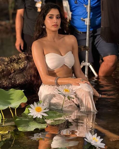 Im_SPathak's tweet photo. Why is there so much uproar over one Undress scene? Everyone knows that South actors and directors cast actresses mainly because they want to enjoy l with them and showcase their bodies on screen. And the actresses are aware of this as well. #JanhviKapoor #Peddi #RamCharam https://t.co/VnsdoHMsTs