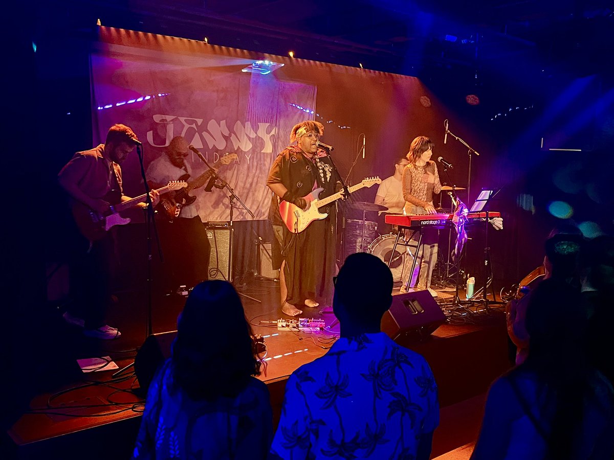 CmfoMaison's tweet photo. Et c’est lancé.  Les prestations d’ouverture avec Émilie Deschamps, Sympa César et la DJ Bleu Pâle enflamment déjà la scène avant l’arrivée de l’incroyable Jessy Lindsay. https://t.co/fz0kTLSD2r