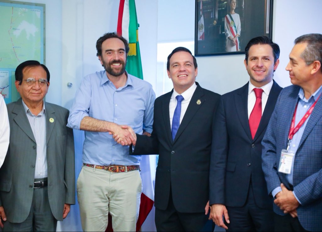 jorgelona1's tweet photo. Por instrucción de nuestra Gobernadora, Libia Dennise concluimos una reunión de trabajo con la @SICTmx y las y los alcaldes de Apaseo el Grande, Celaya, Comonfort y San Miguel de Allende para dar seguimiento a los proyectos ferroviarios estratégicos para nuestra región.

Seguimos trabajando en equipo para impulsar una mejor conectividad, más oportunidades y desarrollo para Guanajuato. 🚆🤝 #GobiernoDeLaGente