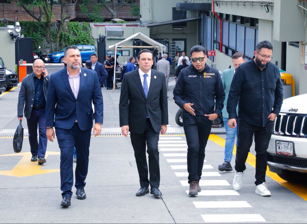 jorgelona1's tweet photo. Por instrucción de nuestra Gobernadora, Libia Dennise concluimos una reunión de trabajo con la @SICTmx y las y los alcaldes de Apaseo el Grande, Celaya, Comonfort y San Miguel de Allende para dar seguimiento a los proyectos ferroviarios estratégicos para nuestra región.

Seguimos trabajando en equipo para impulsar una mejor conectividad, más oportunidades y desarrollo para Guanajuato. 🚆🤝 #GobiernoDeLaGente