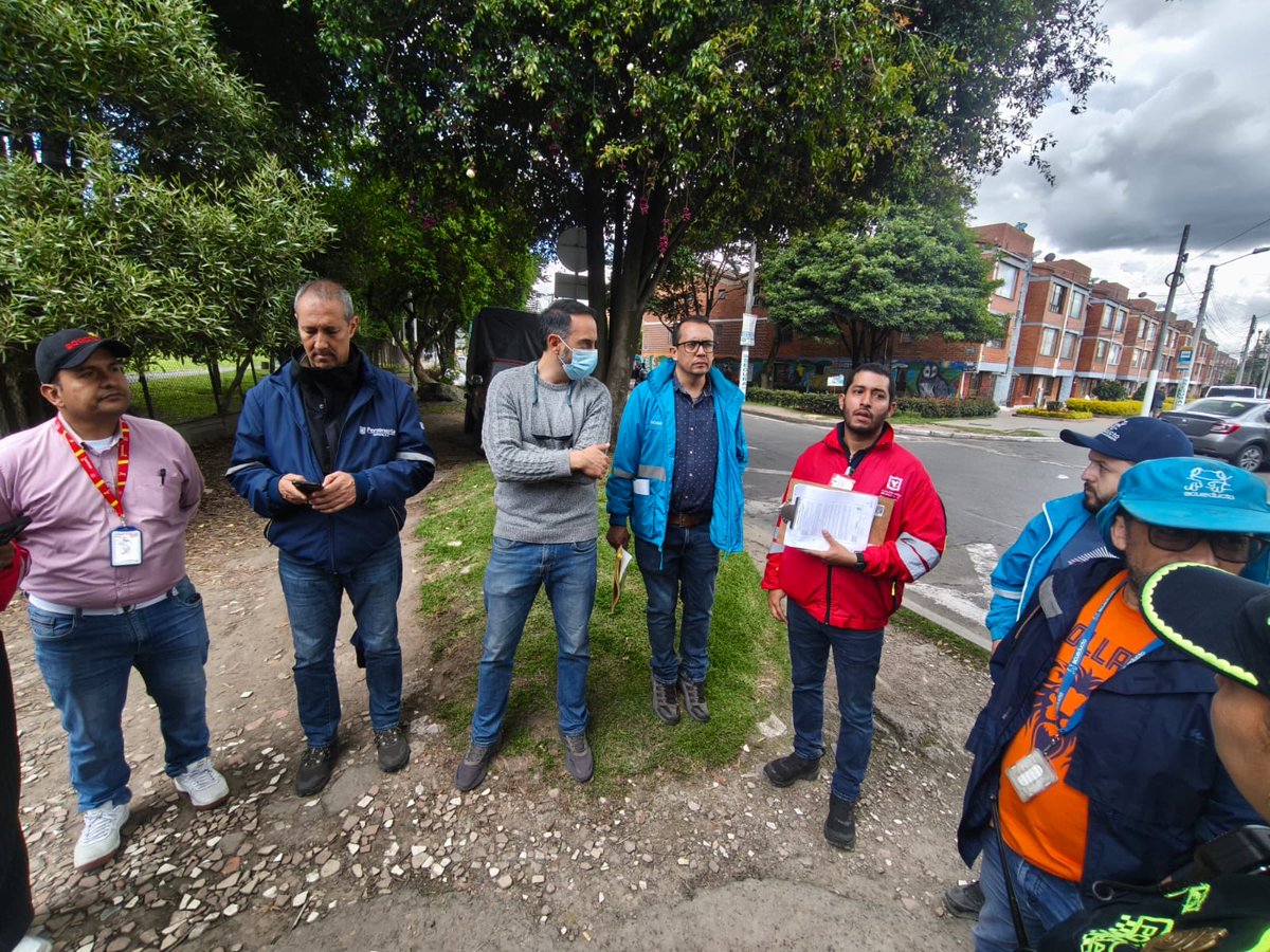 MiEspacioesBog's tweet photo. #AquíSíPasa que recorremos el barrio Las Flores en Suba📍

Junto a @subaalcaldia @GobiernoBTA @HaciendaBogota @SectorMovilidad @AcueductoBogota @EnelColombia y @ICBFColombia realizamos la verificación de un predio que será restituido. Tenemos el deber de cuidar el espacio público https://t.co/G02jaQnjNW