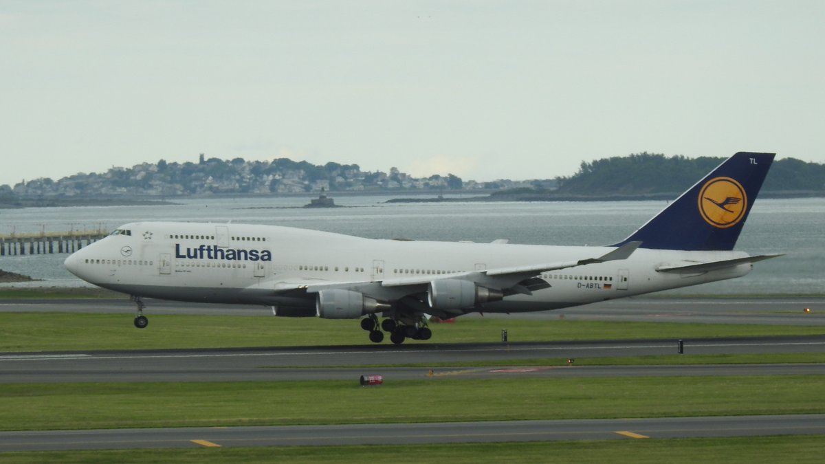 veryboeing's tweet photo. Lufthansa #B747 -430 #DABTL arrives at Boston https://t.co/N34bL8w2zd