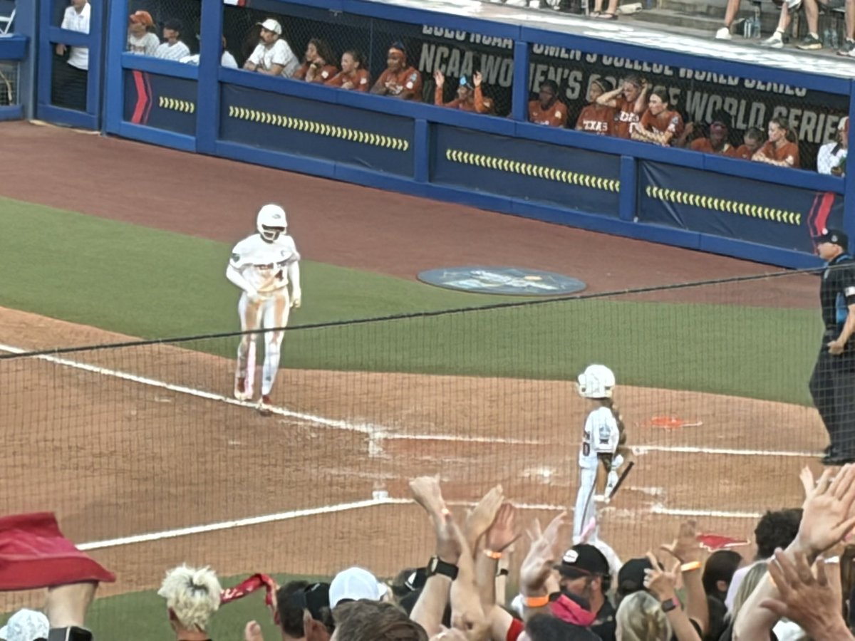 JustinMargolius's tweet photo. Captain Clutch Lauren Allred does what she always does….giving the Red Raiders a crucial RBI base hit!!!

Texas Tech leads Texas 1-0 in the bottom of the 3rd!!

@KCBD11 @pchristy11 @shelbieelaine13 https://t.co/jIEfTTWqNG