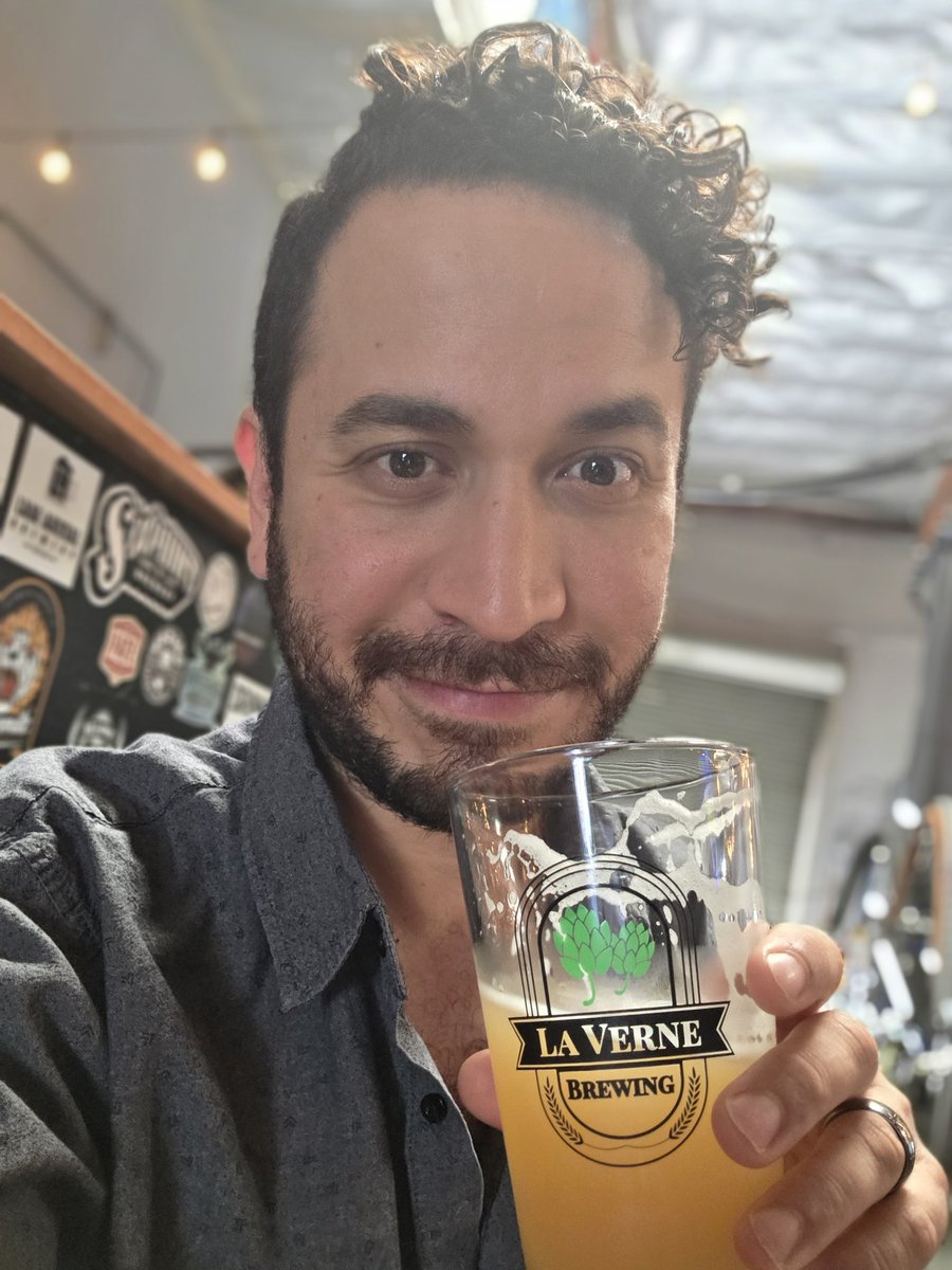 BeerBellyPod's tweet photo. Sippin' easy as we cruise toward the weekend. ¿How are we livin', my pendejos y pendejas? 😙

FRESHMAN FOG HAZY IPA by LA VERNE BREWING CO. in HISTORIC LA VERNE, CALIFORNIA. 🍻
#craftbeer #hazyipa | @lavernebrewing https://t.co/ga0Cepjjxf