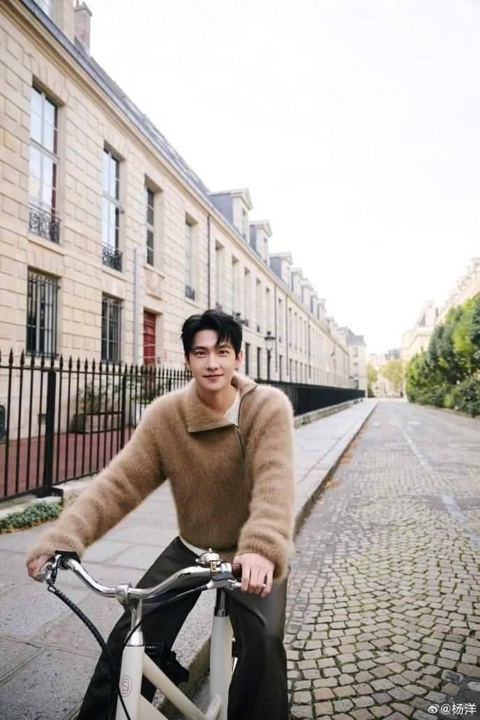 januarted's tweet photo. 𝗕𝗱 𝗠𝗼𝗿𝗹𝗮𝗻𝗱, 𝗣𝗮𝗿𝗶𝘀, 𝗙𝗿𝗮𝗻𝗰𝗲.

Habis buka isi file di hard disk, and I suddenly become sentimental. Like, apakah bisa napak tilas ke tempat yang sama one day? This is more expensive than the 'expensive' thing itself. 

Hari-hari ngerasa lebih sentimental. https://t.co/jOtKUoY4AX