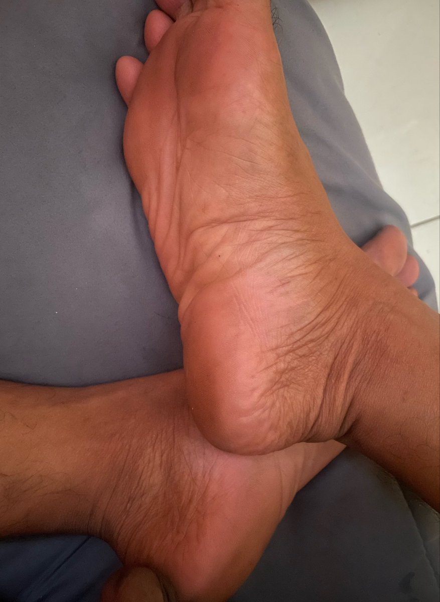 juna__original's tweet photo. Tiap pagi rutin jalan kaki keliling komplek tanpa alas kaki selama 1 jam. Telapak kaki berasa makin tebel. https://t.co/w3I6z0klTm