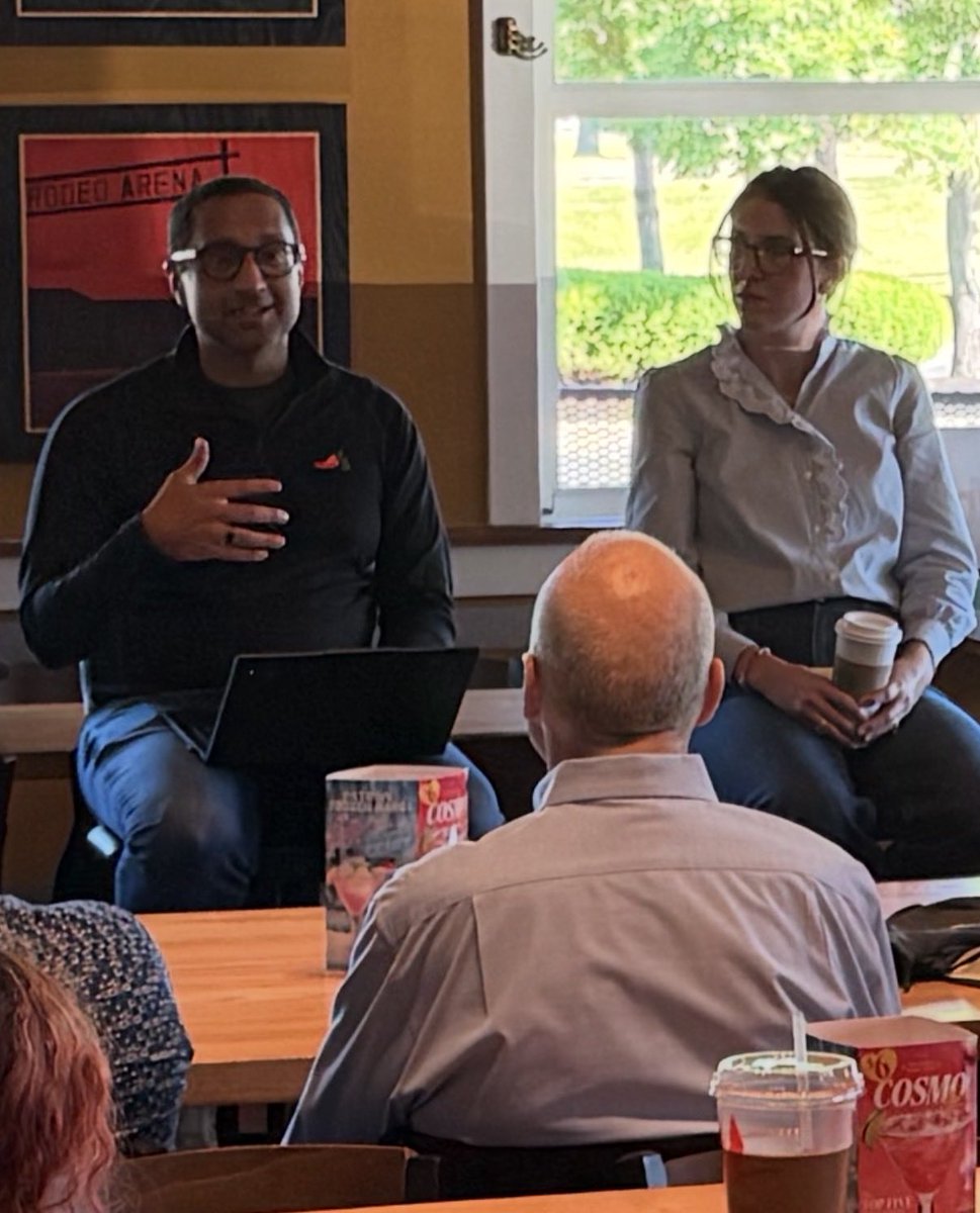 mgib23's tweet photo. What a great week playing restaurant with our incredible @Chilis Marketing Minds! #MidCentral @LionelKorley @BigDog0426 🌶️❤️ https://t.co/QoDNxQOSAY