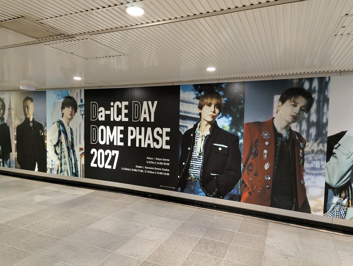 adbrex_'s tweet photo. 渋谷駅で遭遇した、Da-iCEのドーム公演「Da-iCE DAY DOME PHASE 2027」の広告。

メンバーそれぞれのソロビジュアルを横並びに展開。派手なコピーで売り込むのではなく、メンバーのビジュアルと佇まいだけで世界観を伝える、まさに"魅せ"アプローチ。
#Da_iCE https://t.co/fYSXy6AQah