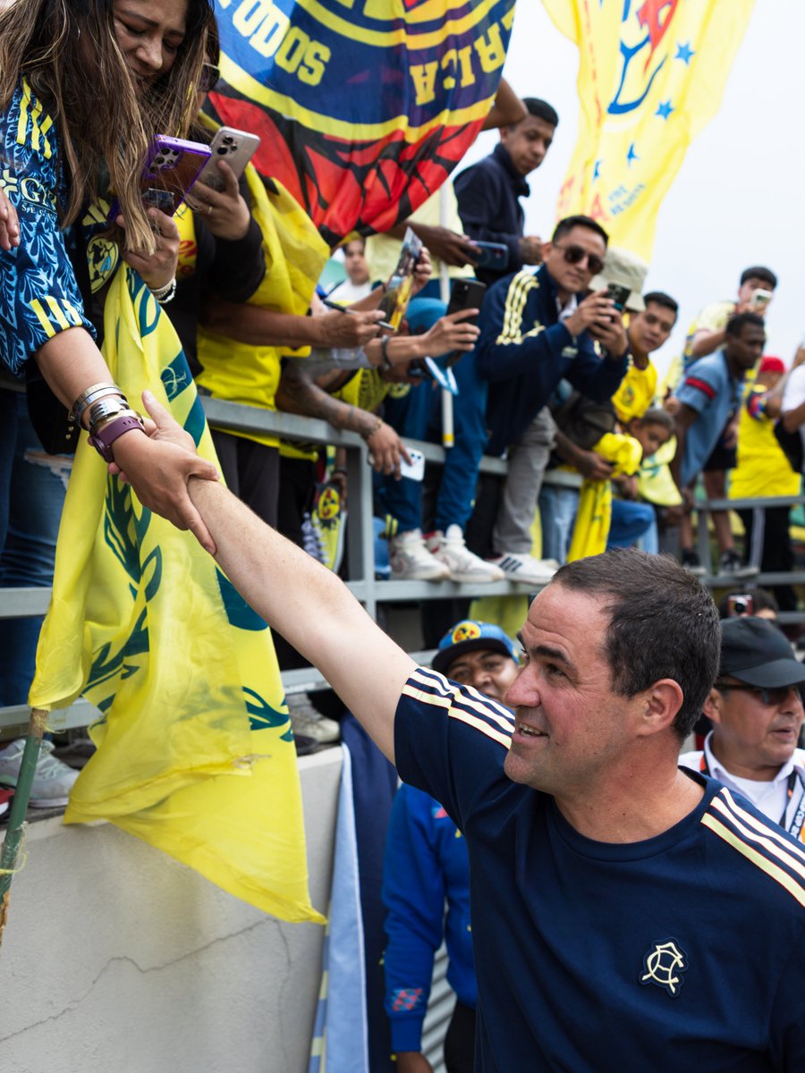 ClubAmerica's tweet photo. ¡Eterno cariño hacia ti, Jardine! 💙💛
#LegadodeCampeón https://t.co/toUni9XP4e