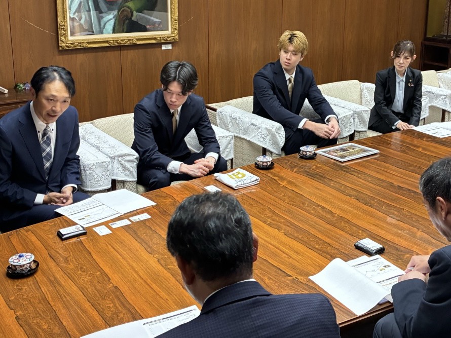 SAMURAIZ_K's tweet photo. 【表敬訪問】  
昨日（6月4日）に #酒井達晶 選手と #満尾竜次 選手が七尾市役所を表敬訪問しました。茶谷市長、市議会議員の和田内和美さまへ今シーズンの報告と来シーズンへの抱負をお伝えするとともに、日頃より温かいご声援をいただいている #七尾市 の皆さまへ感謝の気持ちをお伝えしました。これからも地域に元気を届けられるよう、活動を進めて参ります。  

#サムライズ 
#WeRise 
#WeRaise 
#WeAreSAMURAIZ