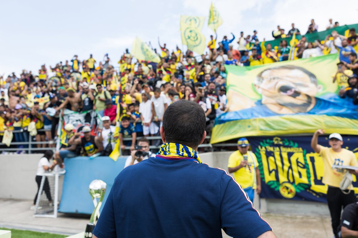 ClubAmerica's tweet photo. ¡Eterno cariño hacia ti, Jardine! 💙💛
#LegadodeCampeón https://t.co/toUni9XP4e