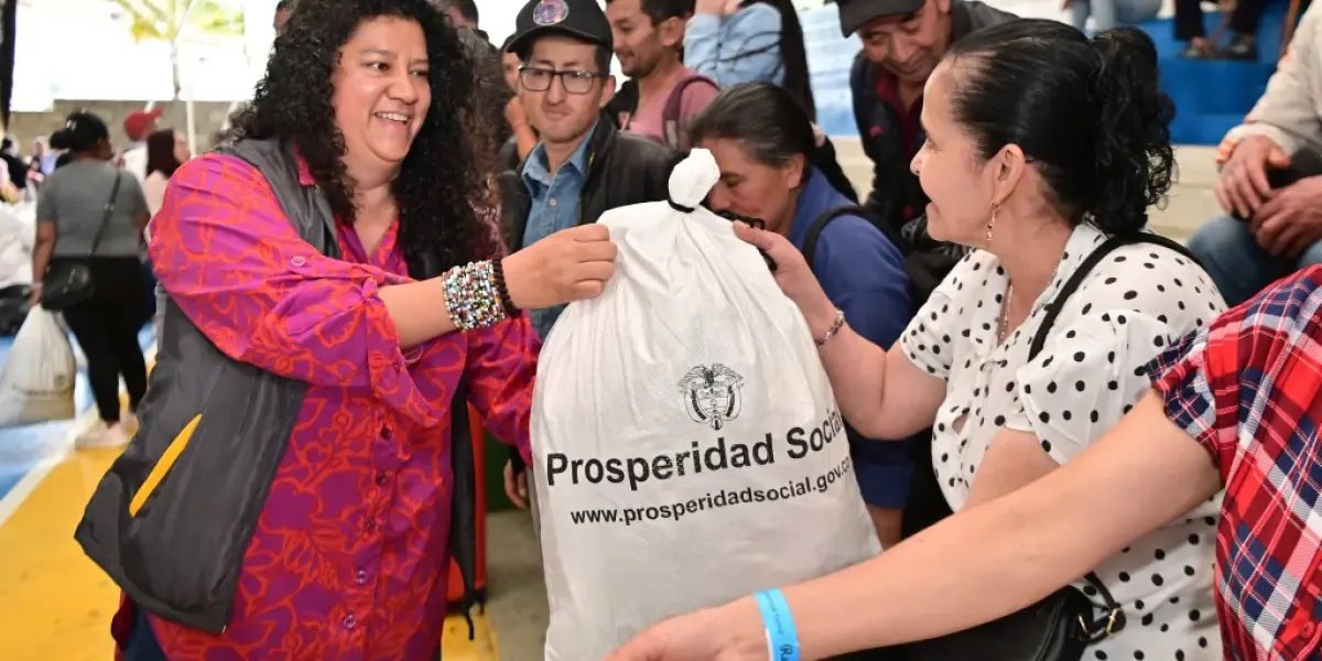 ProsperidadCol's tweet photo. #SomosNoticia | Prosperidad Social se pronuncia ante posible desaparición de la entidad que administra la oferta social que busca la reducción de la pobreza y la desigualdad en Colombia.
El director de la entidad, Mauricio Rodríguez Amaya, rechazó las proposiciones que plantean eliminar, fusionar o absorber Prosperidad Social.
Vía: @Portafolioco ⬇️

https://t.co/MXrfp6xyOe