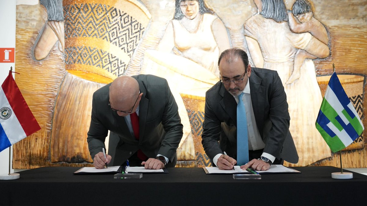 AgendaCAF's tweet photo. 🇵🇾 Nuestro presidente ejecutivo, @sergiodigra, y el ministro Óscar Lovera (@osclov) firmaron tres cooperaciones técnicas no reembolsables entre CAF y el @MEF_Paraguay para fortalecer áreas clave de la gestión pública.

✅ Modernización del Sistema Nacional de Inversión Pública: Esta iniciativa optimizará la planificación, la asignación de recursos y la ejecución de proyectos, acelerando las inversiones de alto impacto en el crecimiento y el bienestar del país.

✅ Fortalecimiento de la comunicación estratégica y la educación financiera en el marco de la ENIF 2026-2031: Este proyecto representa un paso más en el acompañamiento sostenido que CAF viene brindando desde 2021 a la Estrategia de Inclusión Financiera de Paraguay.

✅ Fortalecimiento de la estrategia de comunicación y posicionamiento del Plan Nacional de Desarrollo Paraguay 2050: Este apoyo, en conjunto con el @PNUDPARAGUAY, busca fortalecer el rol del MEF como órgano rector de la planificación de políticas públicas orientadas a promover el desarrollo económico y social de Paraguay a largo plazo.