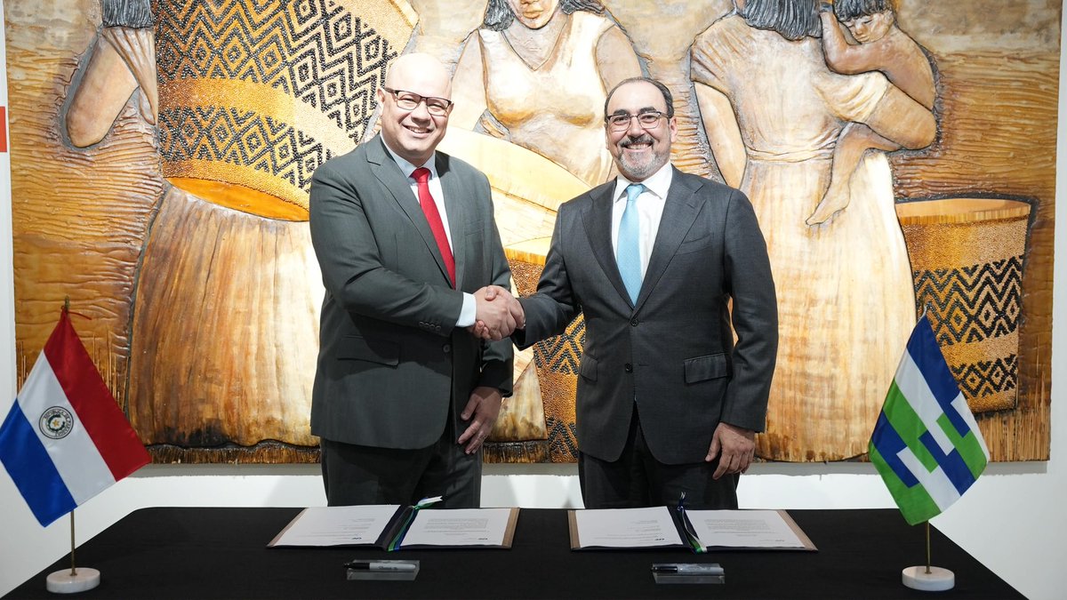 AgendaCAF's tweet photo. 🇵🇾 Nuestro presidente ejecutivo, @sergiodigra, y el ministro Óscar Lovera (@osclov) firmaron tres cooperaciones técnicas no reembolsables entre CAF y el @MEF_Paraguay para fortalecer áreas clave de la gestión pública.

✅ Modernización del Sistema Nacional de Inversión Pública: Esta iniciativa optimizará la planificación, la asignación de recursos y la ejecución de proyectos, acelerando las inversiones de alto impacto en el crecimiento y el bienestar del país.

✅ Fortalecimiento de la comunicación estratégica y la educación financiera en el marco de la ENIF 2026-2031: Este proyecto representa un paso más en el acompañamiento sostenido que CAF viene brindando desde 2021 a la Estrategia de Inclusión Financiera de Paraguay.

✅ Fortalecimiento de la estrategia de comunicación y posicionamiento del Plan Nacional de Desarrollo Paraguay 2050: Este apoyo, en conjunto con el @PNUDPARAGUAY, busca fortalecer el rol del MEF como órgano rector de la planificación de políticas públicas orientadas a promover el desarrollo económico y social de Paraguay a largo plazo.