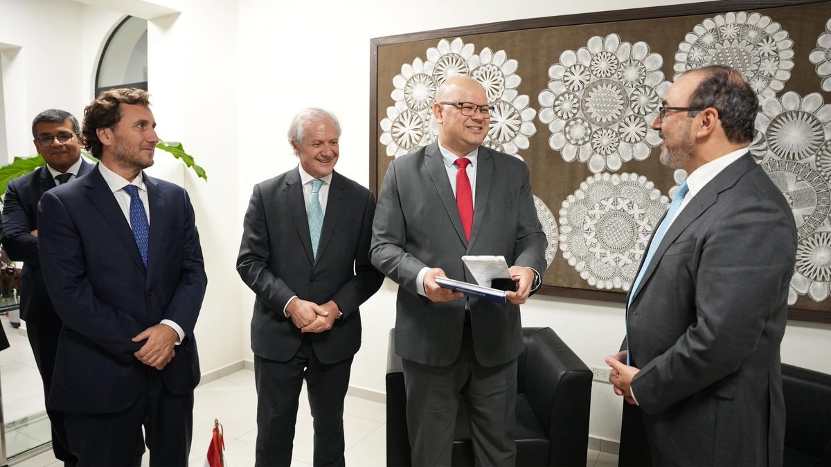 AgendaCAF's tweet photo. 🇵🇾 Nuestro presidente ejecutivo, @sergiodigra, y el ministro Óscar Lovera (@osclov) firmaron tres cooperaciones técnicas no reembolsables entre CAF y el @MEF_Paraguay para fortalecer áreas clave de la gestión pública.

✅ Modernización del Sistema Nacional de Inversión Pública: Esta iniciativa optimizará la planificación, la asignación de recursos y la ejecución de proyectos, acelerando las inversiones de alto impacto en el crecimiento y el bienestar del país.

✅ Fortalecimiento de la comunicación estratégica y la educación financiera en el marco de la ENIF 2026-2031: Este proyecto representa un paso más en el acompañamiento sostenido que CAF viene brindando desde 2021 a la Estrategia de Inclusión Financiera de Paraguay.

✅ Fortalecimiento de la estrategia de comunicación y posicionamiento del Plan Nacional de Desarrollo Paraguay 2050: Este apoyo, en conjunto con el @PNUDPARAGUAY, busca fortalecer el rol del MEF como órgano rector de la planificación de políticas públicas orientadas a promover el desarrollo económico y social de Paraguay a largo plazo.