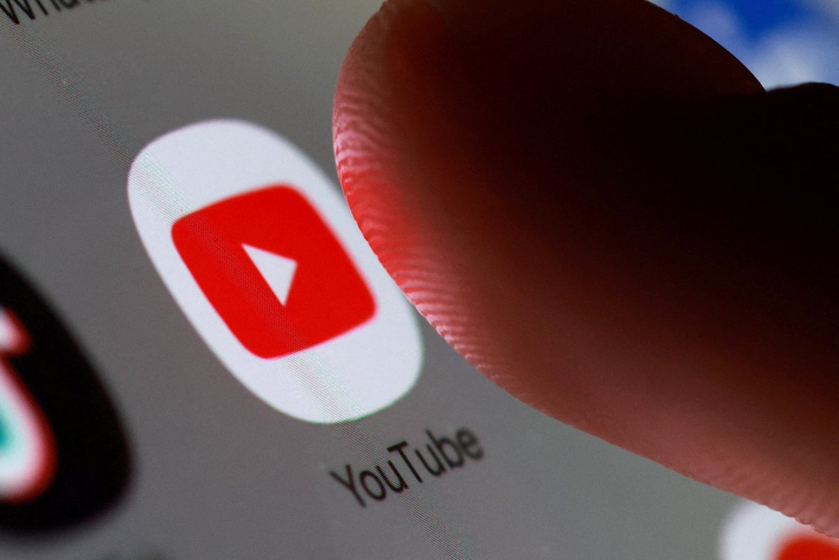 GeekGrid_X's tweet photo. 🚨📈 Price Hikes & Weird Features! YouTube Premium is raising prices in the U.S., with Individual plans jumping to $15.99/mo (+14%) and Family plans to $26.99/mo (+17%). Alongside this, claims emerged that YouTube added a feature that automatically speeds up playback during "less important moments" to save time! #YouTube #TechNews #GeekGrid