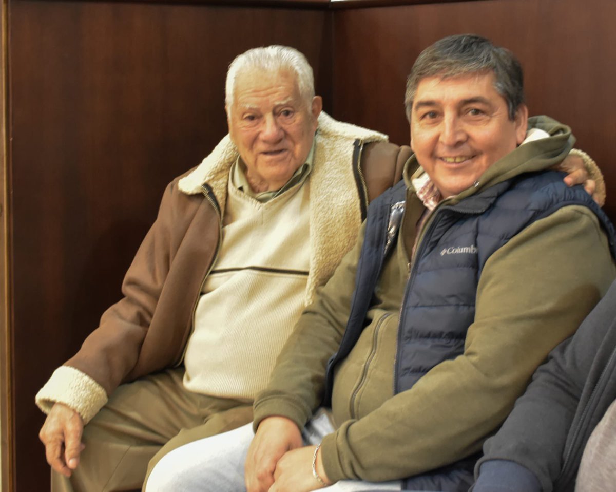 CQuintriqueoOk's tweet photo. Con gran pesar despido a un gran compañero, Monito Ortiz, uno de esos imprescindibles que dejan una huella imborrable. Compañero comprometido, dedicado a la militancia y ejemplo de lucha, solidaridad y compromiso para sus hijos, hijas, nietos y nietas.

A toda su familia, amistades y seres queridos les hago llegar mi acompañamiento en este difícil momento, junto con un fuerte abrazo de consuelo. Su recuerdo y su legado permanecerán vivos.

Gracias por haberme permitido compartir el reconocimiento que bien merecido te hicieron.

Seguramente se encontrarán con Juancito para seguir charlando y cuidándose  desde arriba.

Hasta siempre, compañero.