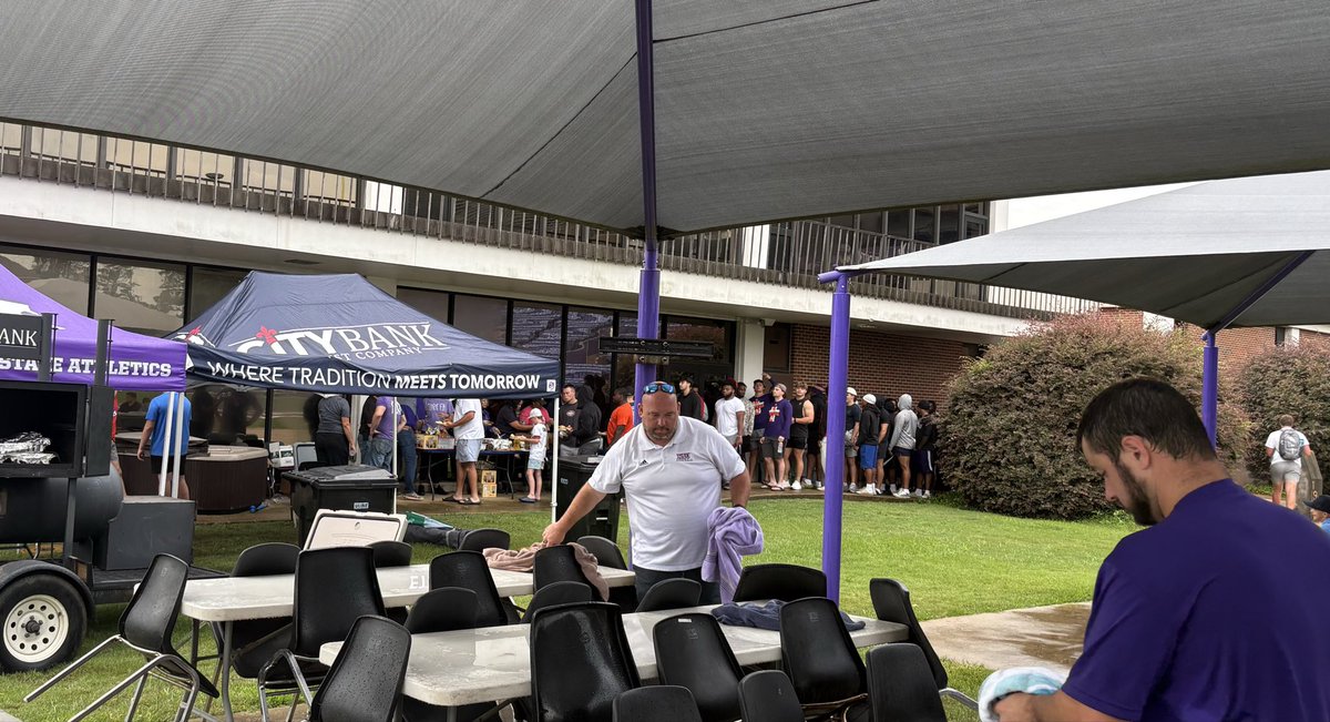 BlaineMcCorkle's tweet photo. Huge thanks to John Ackel and all the great folks at City Bank for braving the elements and being the first to participate in feeding @NSUDemonsFB this summer! These guys showed up with the biggest and best burgers in town. We left a little wet but very full🤘🏼🏈🍔🏋️ https://t.co/pE0CRGEJG4