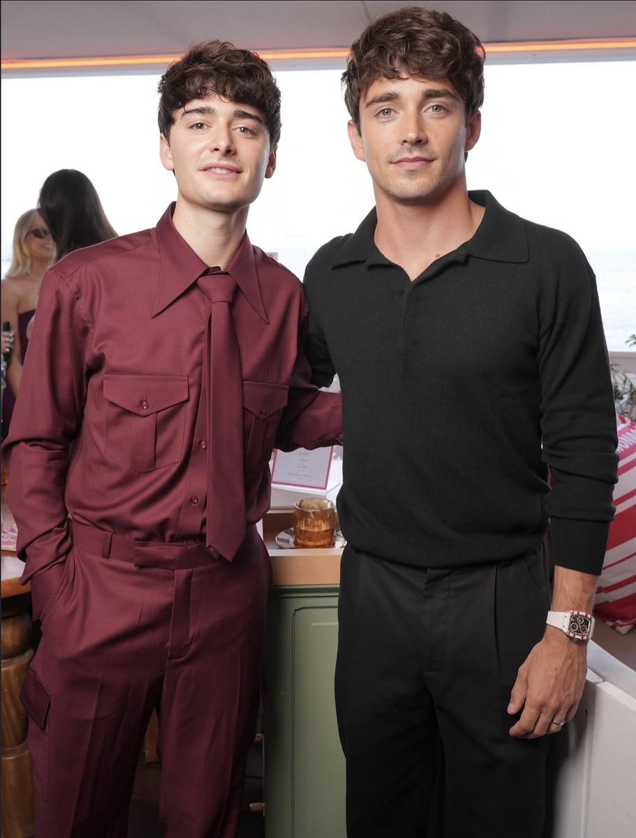 lvrsaps's tweet photo. they could be brother’s i’m sick https://t.co/1iVwvSSb2y