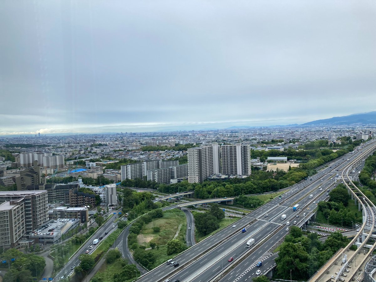 amato_PR's tweet photo. おはようございます！
今日の千里中央はくもり☁️

関西もいよいよ梅雨入りしましたね☔
じめじめを覚悟していましたが、
今朝は風がひんやり、
心地よくて意外と過ごしやすい朝ですね☺️

金曜日！あと1日頑張りましょう！
#企業公式が毎朝地元の天気を言い合う https://t.co/eXMUCgyYWx