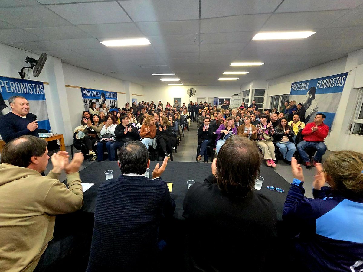 Profperonistas's tweet photo. Hoy, en el📍PJ de Dolores, realizamos un encuentro de Profesores Peronistas.
Convencid@s que la educación es una herramienta fundamental para la justicia social, seguimos organizándonos y construyendo la fuerza necesaria para volver a ser gobierno en 2027✌🏻💙.
@Kicillofok @Leot14 https://t.co/pFIw1E1LJA
