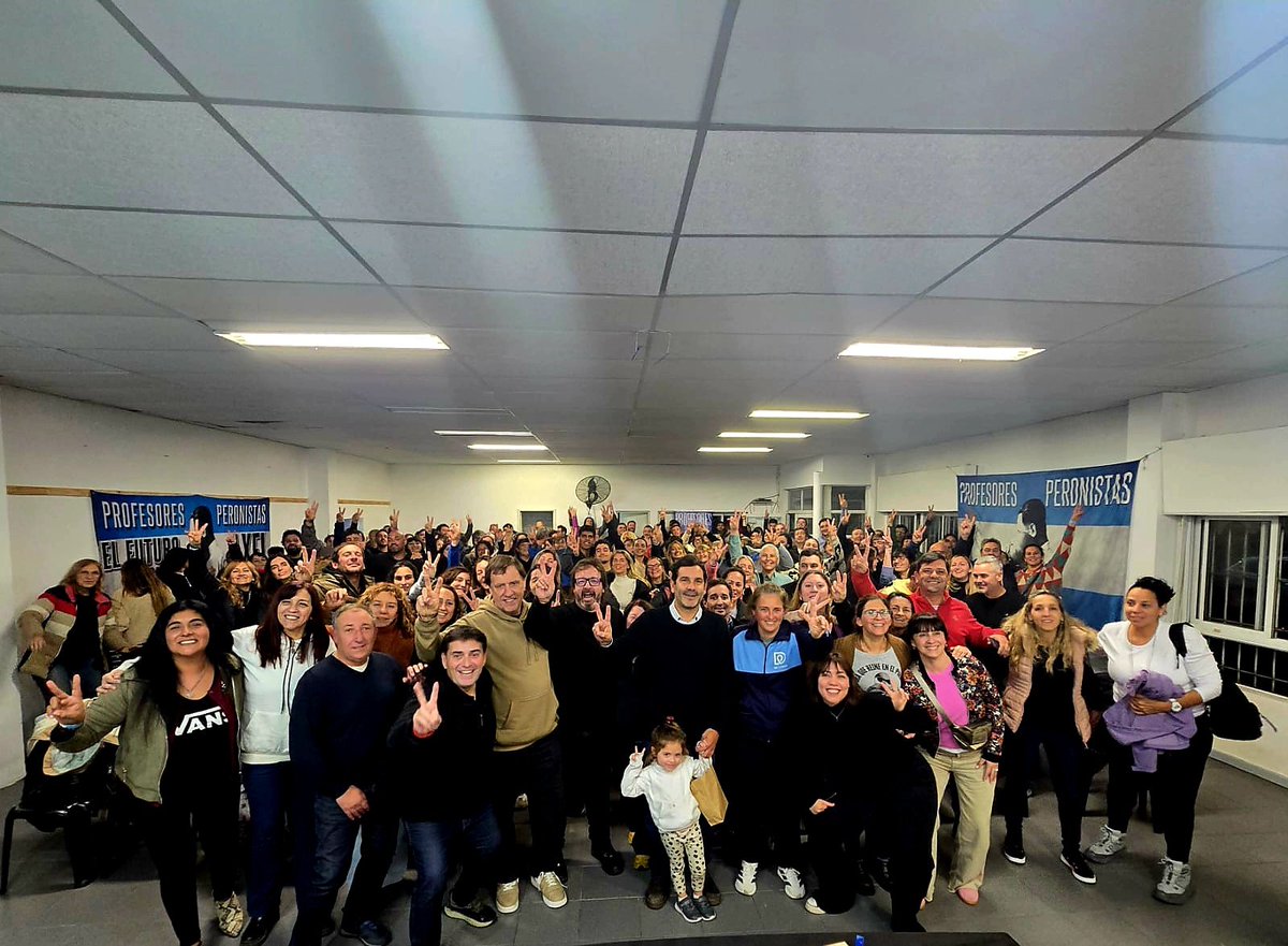 Profperonistas's tweet photo. Hoy, en el📍PJ de Dolores, realizamos un encuentro de Profesores Peronistas.
Convencid@s que la educación es una herramienta fundamental para la justicia social, seguimos organizándonos y construyendo la fuerza necesaria para volver a ser gobierno en 2027✌🏻💙.
@Kicillofok @Leot14 https://t.co/pFIw1E1LJA