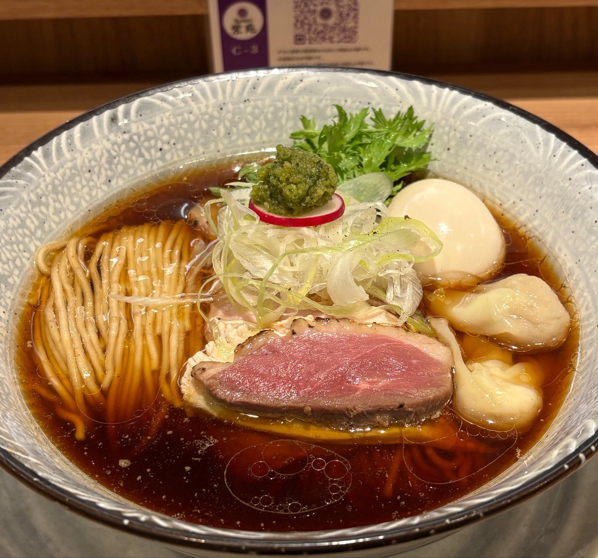 midori304244850's tweet photo. RAMEN紫苑さんです♪

🍜特上醤油拉麺＋替え玉＋くずれ味玉＋白いごはん

🍒醤油スープを一口　鶏の旨み感じ🎵スーッと身体に馴染みます✨
ペーストを溶かしてスッキリと頂けます🌿

🍒3種チャーシュー&amp;ワンタン🍀良いお味💚

とても美味しい夜ごはんでした😊 https://t.co/3DUpBQIrif