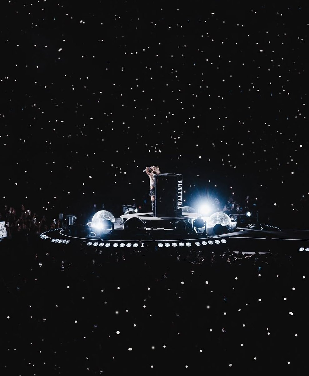FioreAda's tweet photo. Parece el planetario, pero en realidad estás en futttura qué es prácticamente lo mismo 😬🛸🛸🛸🛸💫💫💫 https://t.co/smn7chdIkS