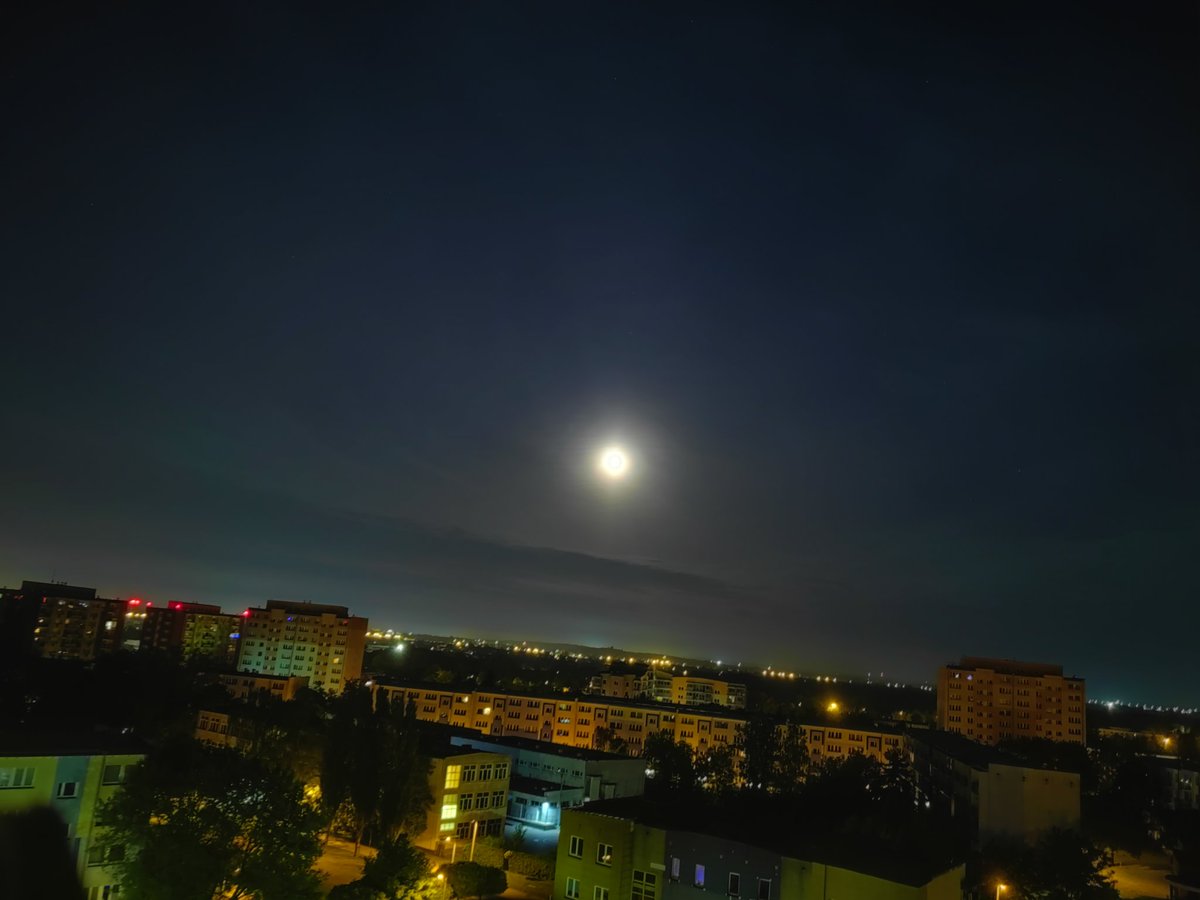 pawelekg's tweet photo. Księżyc dziś w czwartek w nocy na pochmurnym niebie nad Łodzią. :) Tonight Thursday night deep in the night waning gibbous Moon in cloudy South East sky over sleeping Łódź city. All skies were fairly cloudy ansnit even got more with #photography #moonphotography 📷🌃☁🌖😊🧡🖤 https://t.co/iP7etJ7ngp