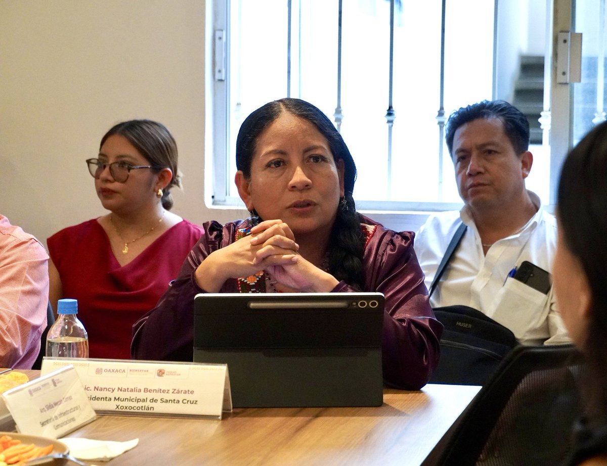 tequiobienestar's tweet photo. La subsecretaria @ferschmidtr sostuvo una reunión de trabajo con autoridades municipales de San Jacinto Amilpas, @Gob_Xoxocotlan, Municipio de San Sebastián Tutla, Santa María Atzompa y @SantaLucia_Ayto, así como representantes del @C5i_Oaxaca, https://t.co/dJGvWPlj3j