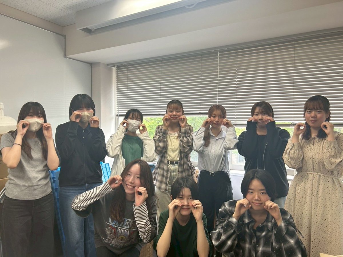 bonsaigirlsp's tweet photo. こんにちは！
Bonsai⭐︎Girls Projectです🌱
今週も定例ミーティングを行いました！
梅雨が始まり気分が下がりがちですが、元気に活動して参ります✨
#bonsai #bonsaigirlsproject #香川大学 #学生プロジェクト #盆栽 #苔玉 https://t.co/Jzhsb1l4VY