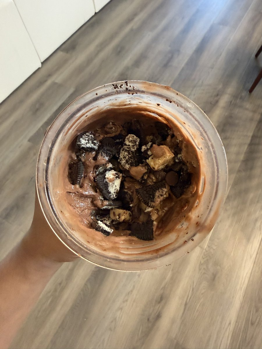 Gabepluguez's tweet photo. Everything I ate today.

2183 calories.
191g protein.

Let’s start with desert: 

Dessert:

• Ninja Creami Ice Cream
- 12 oz Fairlife chocolate milk 
- 2 tbspn Fairlife fat free milk 
- 1 Pack sugar free fudge flavored pudding powder 
- 1/2 tbspn vanilla extract 
- 10g honey 
- 9 literal Full Oreo Cookies
- 14g Lillys low sugar chocolate chips 
- 1/2 David chocolate chip cookie dough protein bar

Breakfast:

• Protein Shake
- 8oz fair life chocolate milk
- 1 scoop whey protein 

• 2 cups coffee
- Fair life fat free milk 
- Zero calorie sweetener

Lunch:

• Triple Stack Burger
- 9 oz 96/4 ground beef 
- Martins Potato Bun
- 3 slices Kraft reduced fat American cheese

Pre Workout:
- 2 rice cakes
- 8g brown sugar 
- 10g honey 
- 1 Honey Stinger Waffle 

Dinner:

• Single Stack Burger
- 2oz 96/4 ground beef 
- Martins Potato Bun
- 1 slice Kraft reduced fat American cheese

Msc:
- 3 diet cokes

God gave you taste buds for a reason.

When you DECIDE “I’m staying within my calories and protein NO MATTER WHAT.”

You actually enjoy MORE food.

The world has is backwards.

That’s why they always need MORE FOOD and eat TOO MANY calories.

COMMIT. 

And you’ll enjoy your food more.

Do not conform to the patterns of this world.