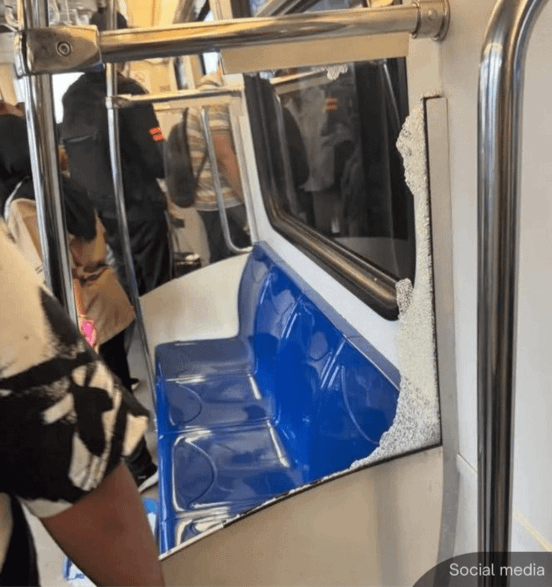 NewsBFM's tweet photo. 5 passengers on the Kelana Jaya LRT Line were injured when a train made an abrupt stop near Dang Wangi Station yesterday evening after its automatic safety system was activated.

A standing passenger lost balance during the sudden stop, causing a bottle to strike and shatter a glass panel, with fragments hitting nearby commuters.

🧵1