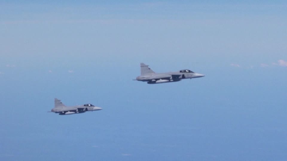 ReutersJapan's tweet photo. ウクライナが空軍の中核として導入を進めるスウェーデン製戦闘機「グリペン」が、ロシアとの戦争で実戦投入される見通しとなった。ロシアの脅威を想定して設計された同機にとって、本格的な実戦で初めて性能が試されることになる。
https://t.co/OTyI2dYlMM https://t.co/D6NsORYPJ0