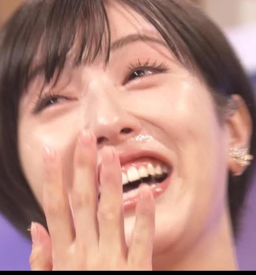 maybe6663's tweet photo. 涙、鼻水、唾糸を伸ばす浜辺美波 https://t.co/BX6RgQsSAw