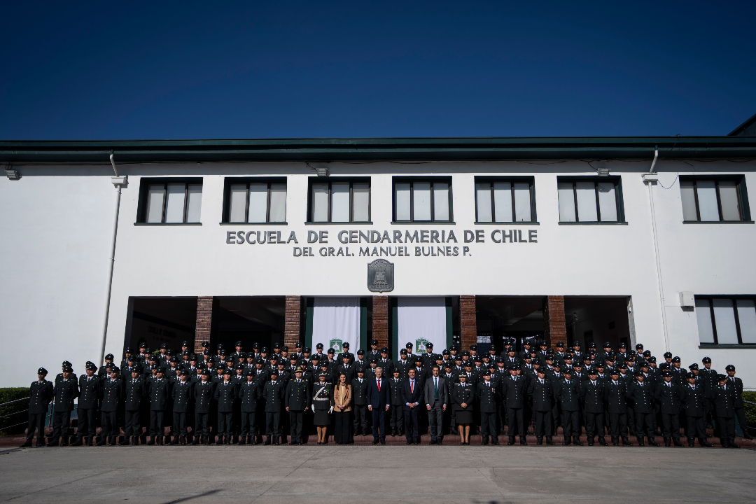 PresidenteKast's tweet photo. Hoy acompañé el egreso de una nueva generación de gendarmes. Chile enfrenta una emergencia en seguridad, y Gendarmería cumple un rol fundamental para el control de nuestras cárceles. Y tengan claro que nuestro Gobierno siempre va a estar junto a ustedes. https://t.co/1Nf3pF91yd