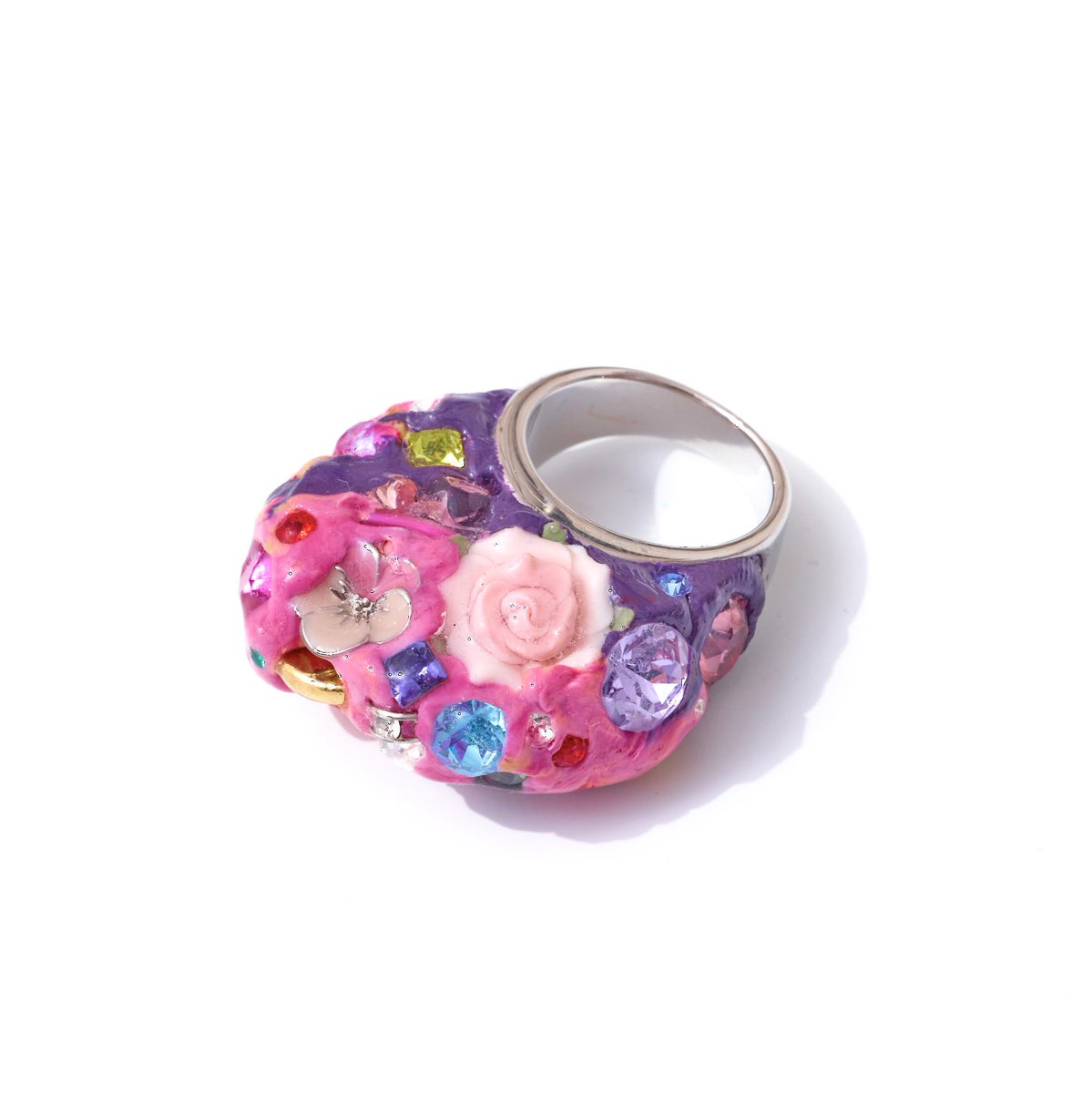 yayanglamorous's tweet photo. 【Collection】
境界を越えて咲く、ひとつのアートピース。
色彩と花、光の粒を丁寧に重ね、
指先に宿る小さな世界を描きました。
#YayanGlamorous
#ArtJewelry
#WearableArt
#OneOfAKind
#StatementRing https://t.co/6QXPMnaUF5