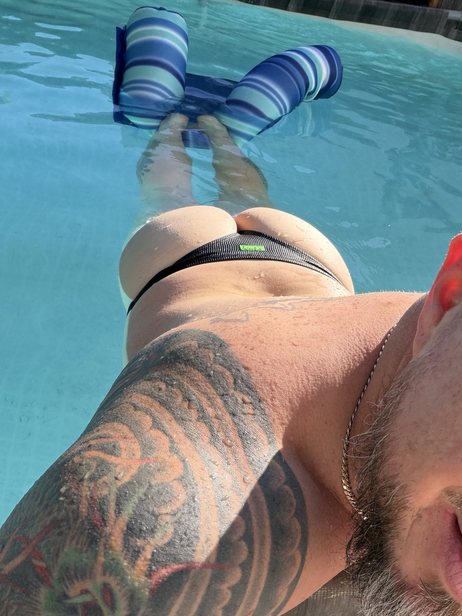 SplitThaCheeks's tweet photo. Suns out buns out trying out my new @hunk_menswear swim thong! Feels amazing but how’s it look? #mensthongs https://t.co/KjPGcnhNV6