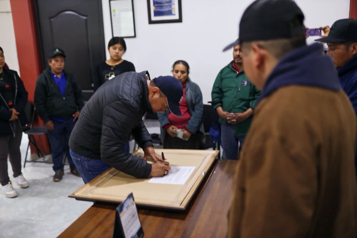 Noticias_CM's tweet photo. #EnTerritorio
#NinoMorales recorre comunidades de la #SierraMixe

“La transformación se construye con el pueblo”, afirmó el senador oaxaqueño Antonino Morales Toledo al encabezar una gira de trabajo por la Sierra Mixe de Oaxaca. Ahí dialogó con autoridades y llevó información directa sobre las acciones que hoy transforman la vida pública del país.

El legislador zapoteco subrayó que caminar y mantener contacto permanente con la gente es la única forma de escuchar sus necesidades de primera mano, construir acuerdos y asegurar que las decisiones del Senado respondan a la realidad de las comunidades.

#NinoMorales estuvo acompañado por los diputados locales Raynel Ramírez Mijangos e Isaías Carranza, con quienes visitó Santiago Atitlán, Asunción Cacalotepec, Santa María Alotepec y Santa María Tepantlali.

#NinoMorales
 #SenadorDeTerritorio
 #SenadorIndígena