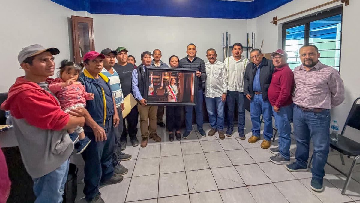 Noticias_CM's tweet photo. #EnTerritorio
#NinoMorales recorre comunidades de la #SierraMixe

“La transformación se construye con el pueblo”, afirmó el senador oaxaqueño Antonino Morales Toledo al encabezar una gira de trabajo por la Sierra Mixe de Oaxaca. Ahí dialogó con autoridades y llevó información directa sobre las acciones que hoy transforman la vida pública del país.

El legislador zapoteco subrayó que caminar y mantener contacto permanente con la gente es la única forma de escuchar sus necesidades de primera mano, construir acuerdos y asegurar que las decisiones del Senado respondan a la realidad de las comunidades.

#NinoMorales estuvo acompañado por los diputados locales Raynel Ramírez Mijangos e Isaías Carranza, con quienes visitó Santiago Atitlán, Asunción Cacalotepec, Santa María Alotepec y Santa María Tepantlali.

#NinoMorales
 #SenadorDeTerritorio
 #SenadorIndígena