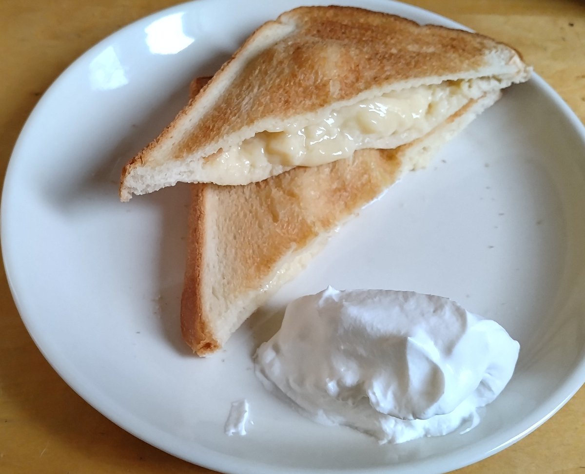 ggcat19's tweet photo. おはよーございます❗️☁
「プリンのポケットトースト」🍞

食パンの両面を焼き
三角に切ったらポケットになる様切れ目を入れ
プリンを中に入れるだけ！
生クリーム添えて完成

三角に切るとプリンが流れ出てしまう
う〜ん、四角に切れば良かったが
味は変わらないよね😺

今日は三連休初日のまったり🍵 https://t.co/IMCgMzseVn