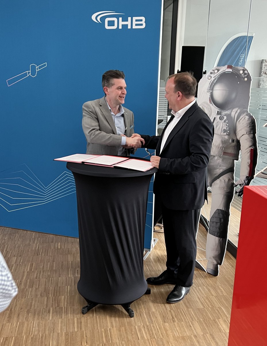 Axiom_Space's tweet photo. We are broadening our collaboration with German industry with the signing a new Letter of Intent with OHB. This could develop payload opportunities for German researchers and industry that harness the power of microgravity. Our recent Microgravity Workshop in Munich led by Axiom Space's Chief Science Officer Dr. Lucie Low, demonstrated our commitment to expanding partnerships with German industry, utilizing our expertise to create new avenues for collaboration. #ForScience