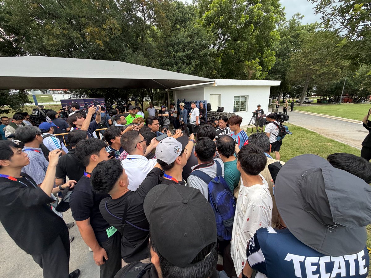 zonewebofficial's tweet photo. 多くのメキシコメディアの取材に
応じた久保建英🗣️

めちゃくちゃ囲まれてます😳

📸：@zonewebofficial 

#久保建英 #daihyo #SAMURAIBLUE https://t.co/AjPsDgTukN