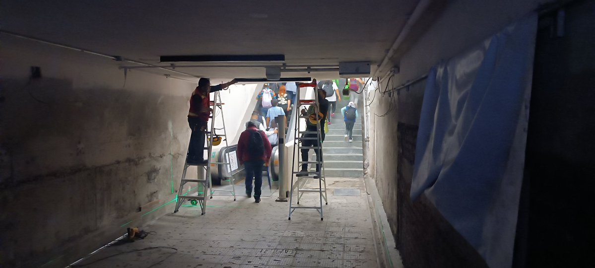 MoiCastilloG's tweet photo. La víbora de la mar. Escaleras eléctricas descompuestas y escalera empedrada. Sin luz para estar ad hoc. @MetroCDMX https://t.co/9VIJxUz6V9