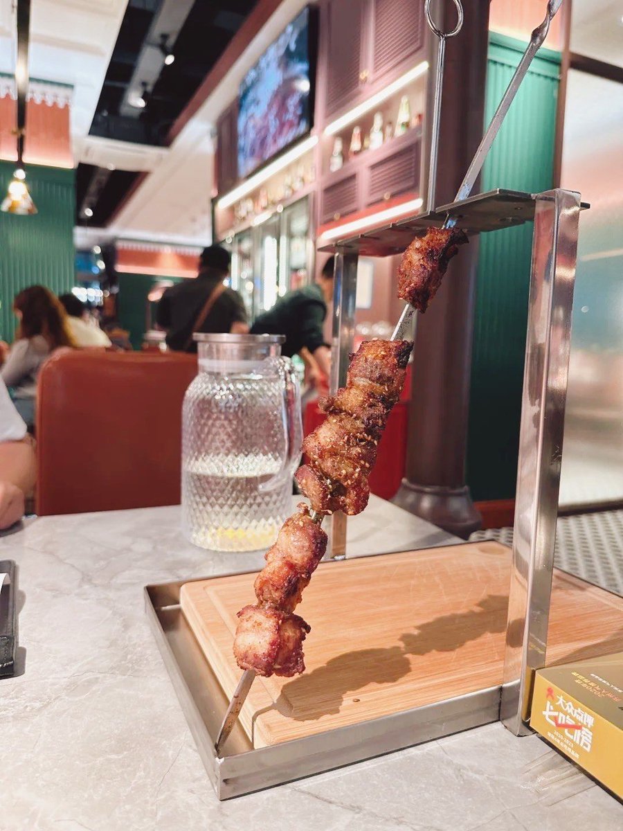 lcbf1975's tweet photo. Craving bold flavors This hand-pulled lamb kebab from Istanbul’s street stalls wraps smoky tender meat in warm flatbread with tangy pickles and creamy tzatziki—pure midday vibe! https://t.co/OFChnhnqPY