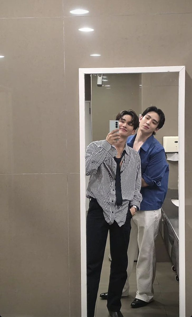 copucoco's tweet photo. pasangan gay miskin ku 🤍💙 https://t.co/elYyAXYEmA