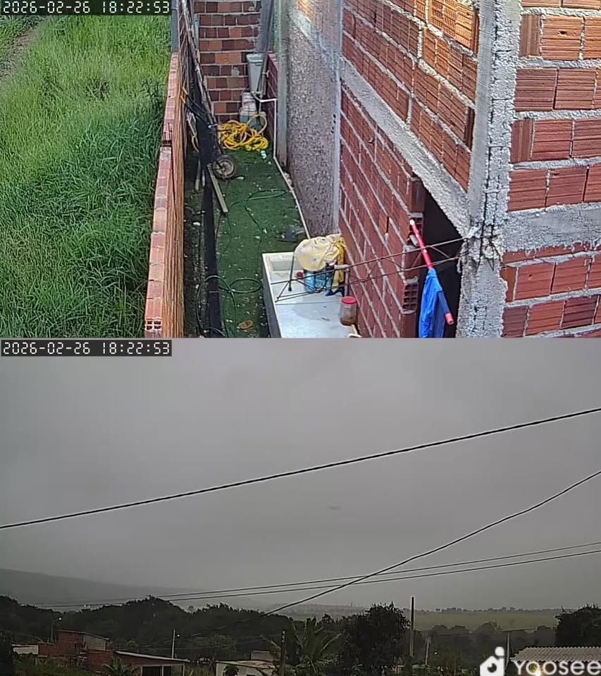 Ovniologia01's tweet photo. Um seguidor me enviou estas imagens, que, segundo ele, foram capturadas pela câmera de segurança de sua residência no dia 26/02/2026, em Brasília, Distrito Federal.

Pelos prints, vemos o que parece ser um clássico disco voador. https://t.co/bXxH33lZ97